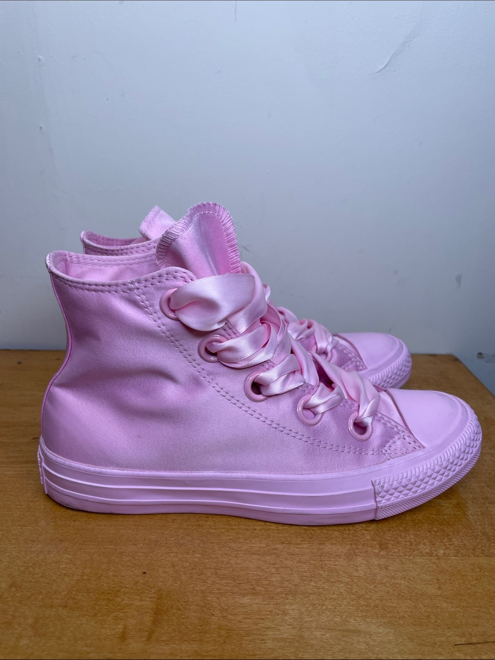 Converse Pink High-Top Satin Ribbon Sneakers. Size 7 - Picture 4 of 12